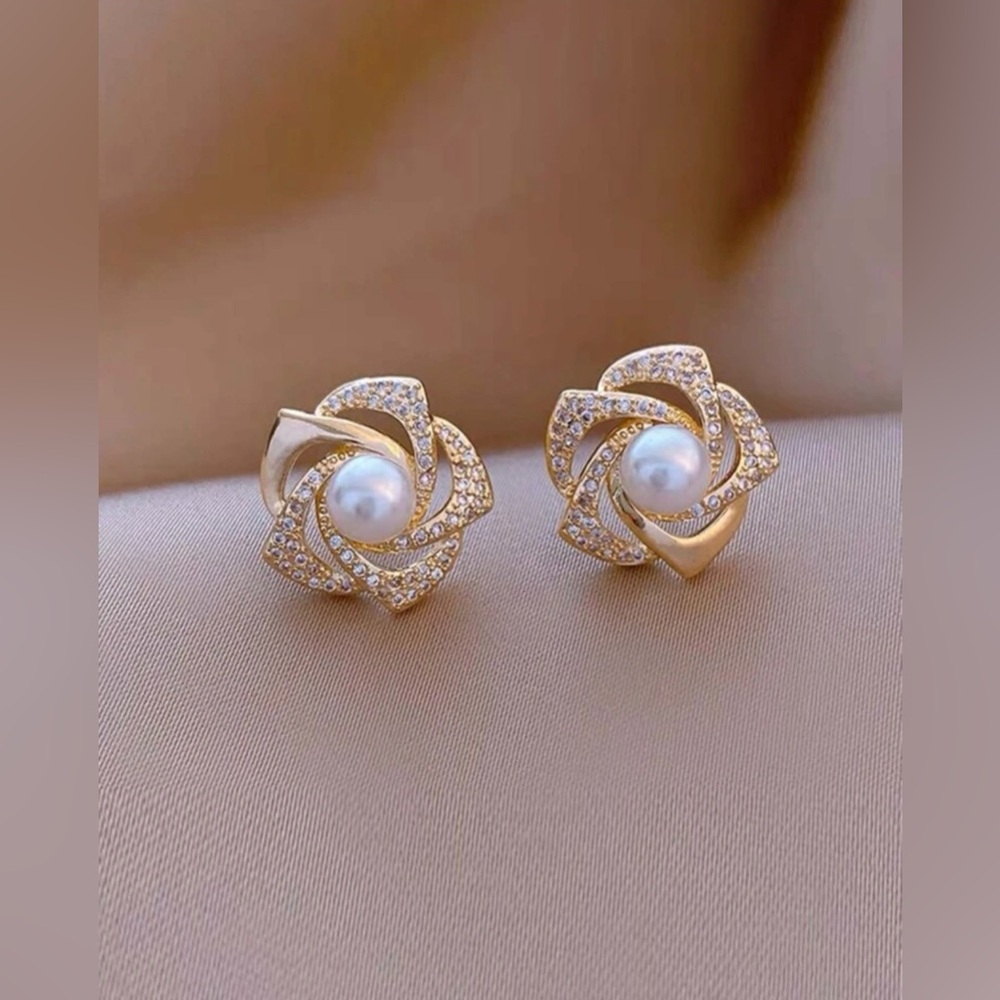Synthetic pearl stud earrings gold with rhinestones